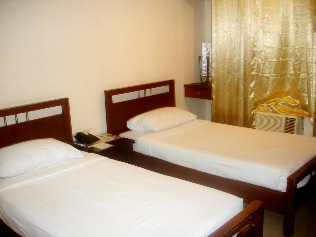 Roxas Midtown Hotel Стая снимка