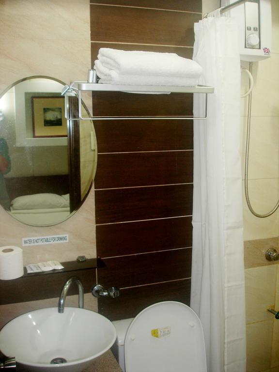 Roxas Midtown Hotel Стая снимка