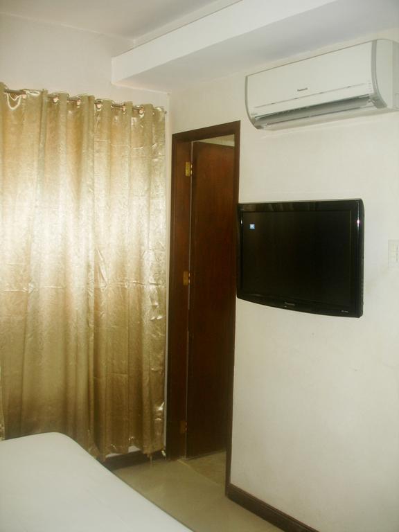 Roxas Midtown Hotel Стая снимка