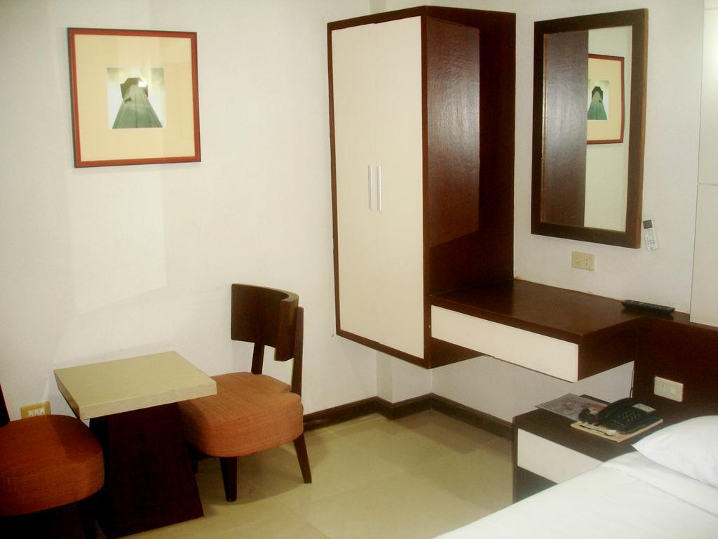 Roxas Midtown Hotel Стая снимка