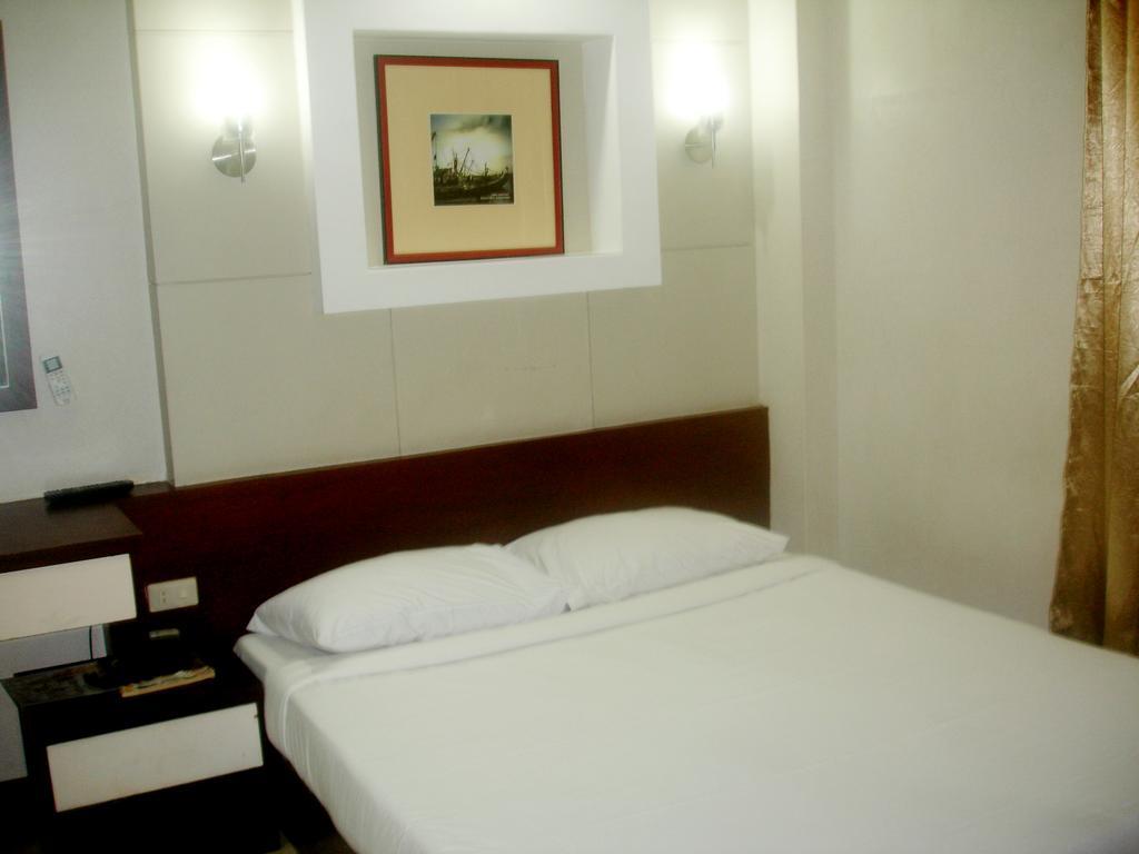 Roxas Midtown Hotel Стая снимка