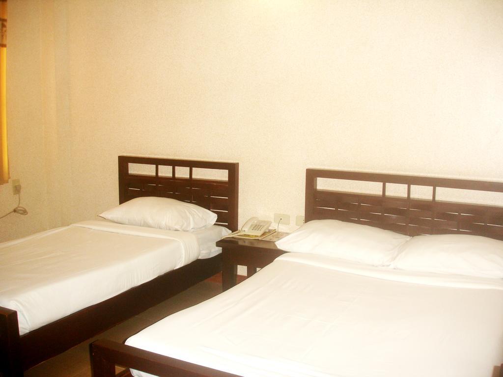 Roxas Midtown Hotel Стая снимка