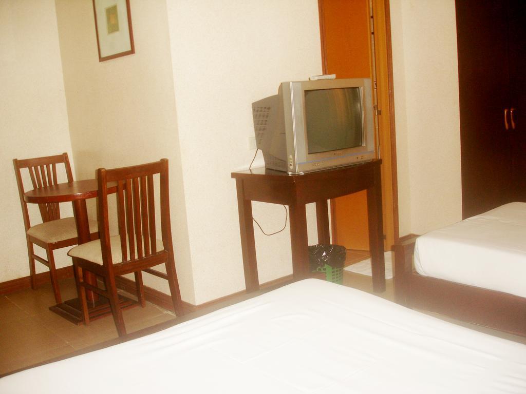 Roxas Midtown Hotel Стая снимка
