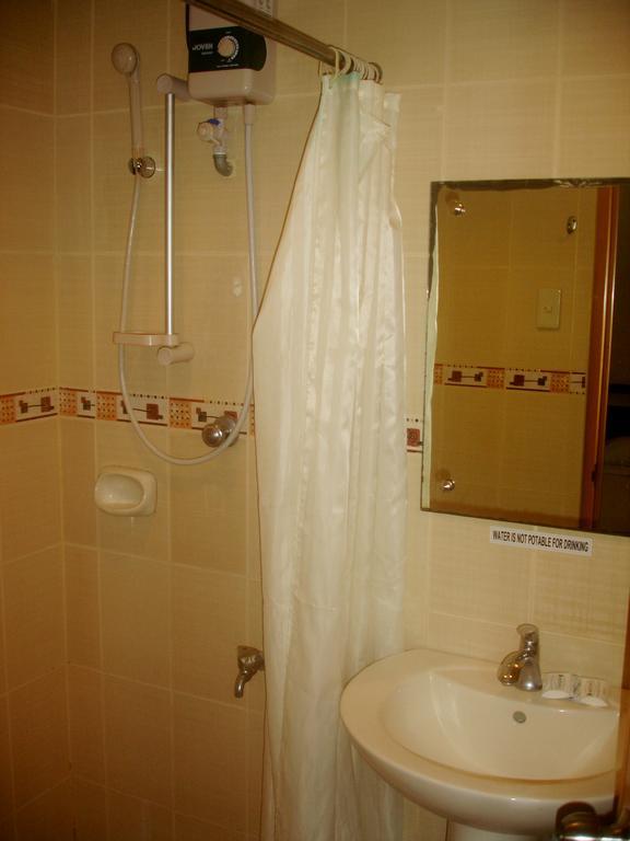 Roxas Midtown Hotel Стая снимка