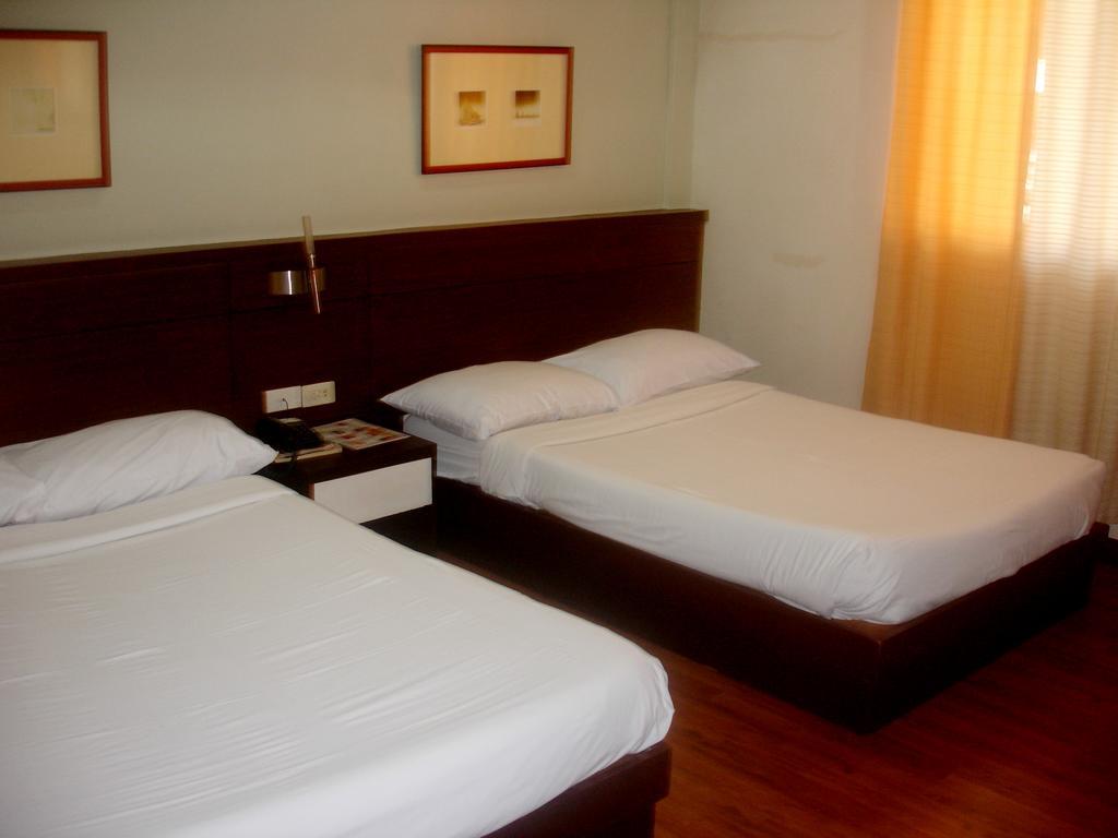 Roxas Midtown Hotel Стая снимка