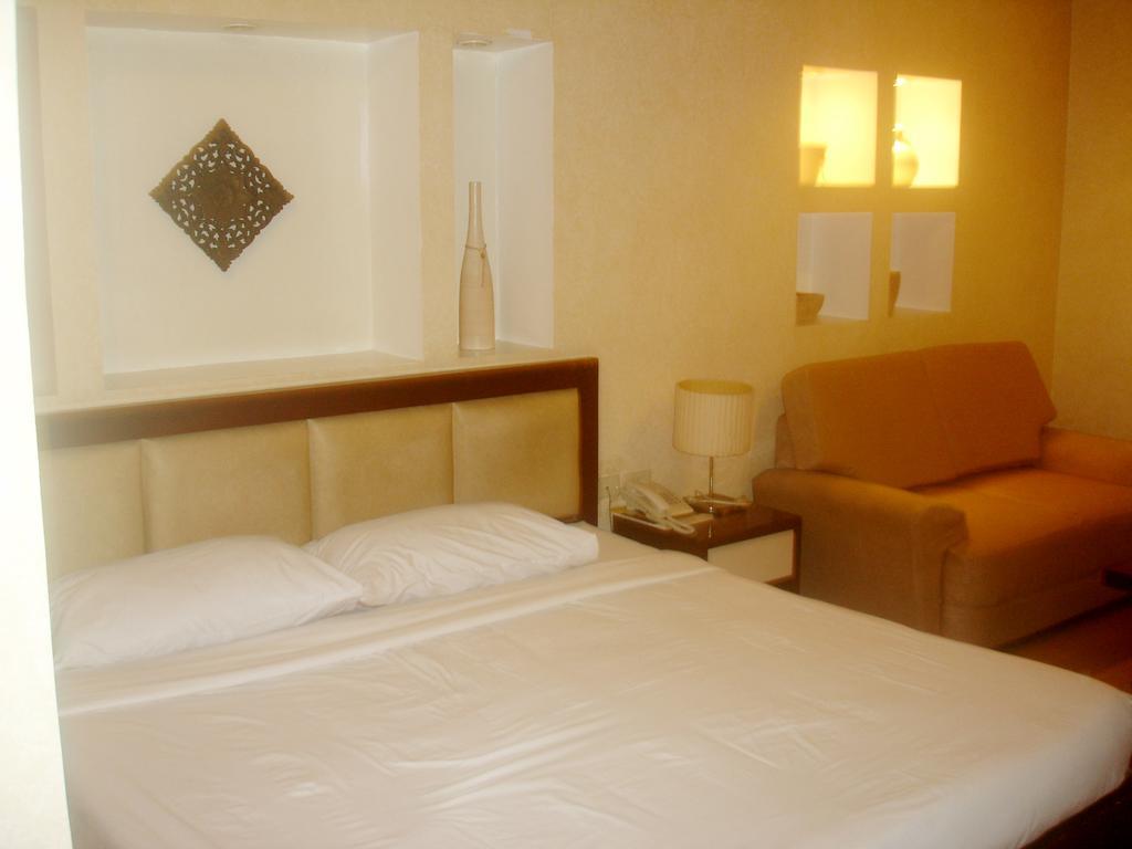 Roxas Midtown Hotel Стая снимка